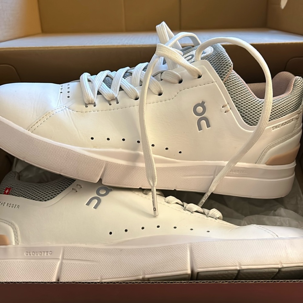 On The Roger Advantage size 8 tennis shoe.  In excellent condition.